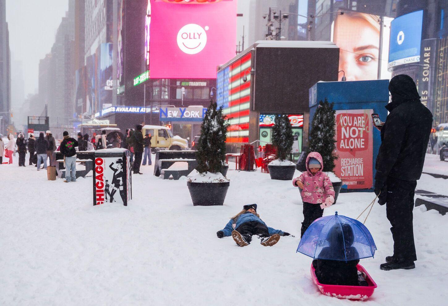 Snežna oluja paralisala Ameriku: Najmanje sedmoro mrtvih, stotine hiljada bez struje 5 deca uživaju na snegu u njujorku