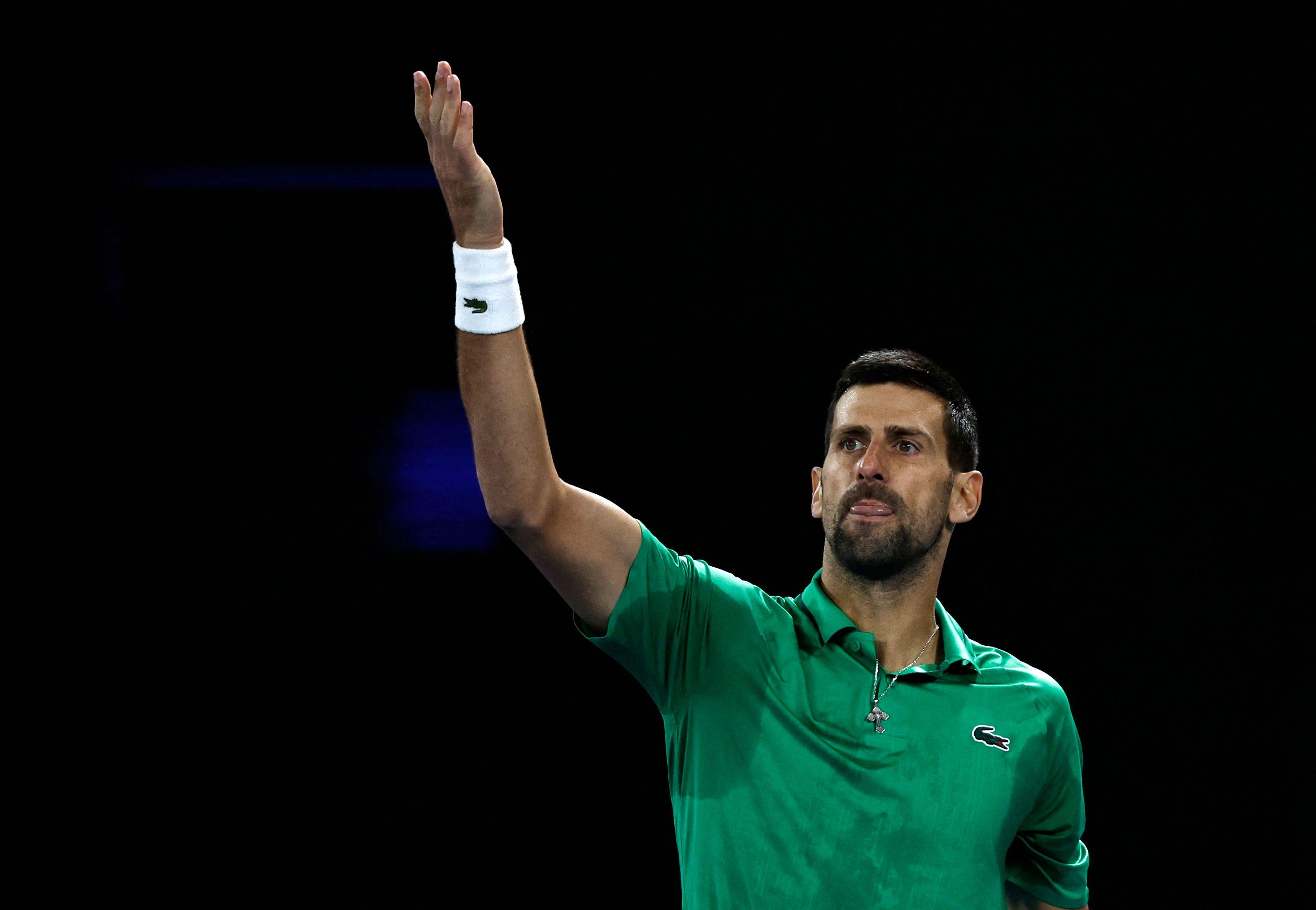 novak đoković, novak djoković, novak djokovic, novak đoković podiže ruku kao da gestikulira publici da pojača bodrenje