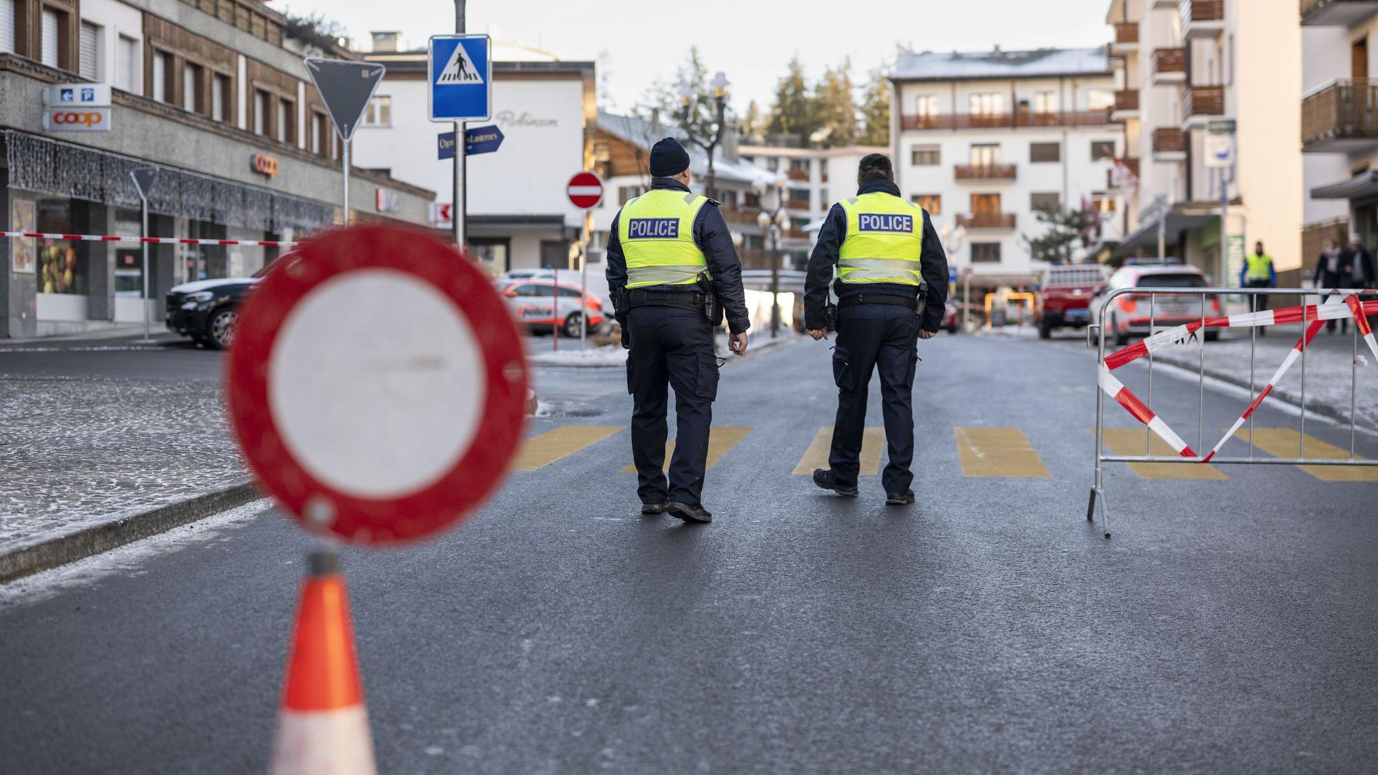 Policajci stoje pored mesta gde je izbio požar