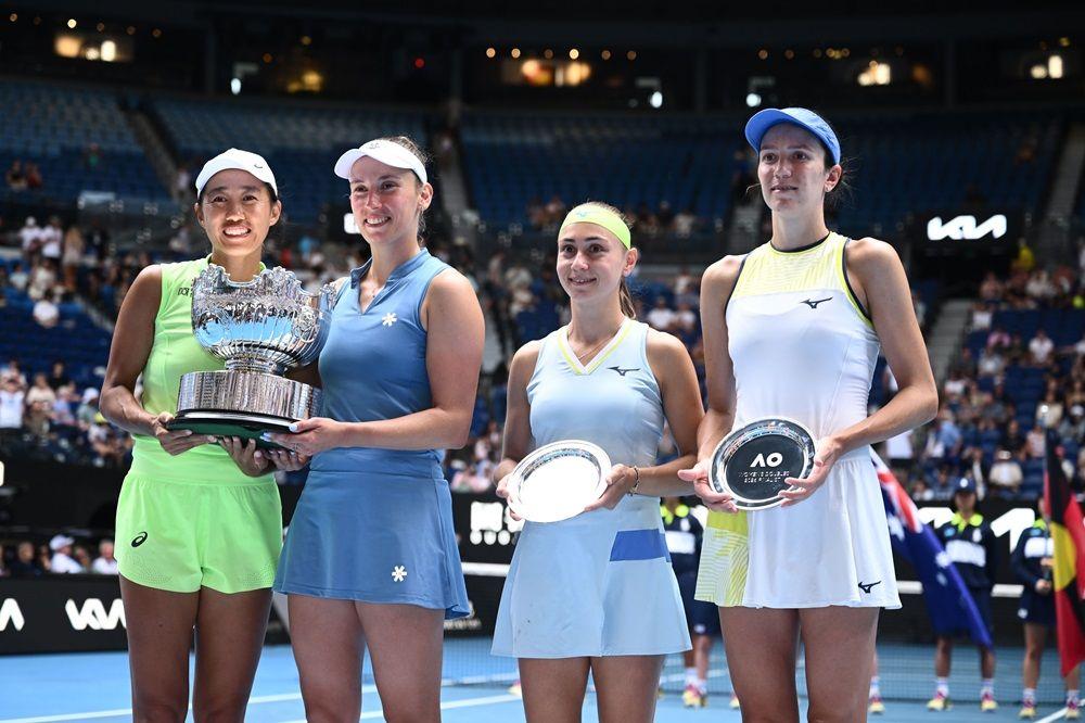 finale ženskog dubla na australijan openu, aleksandra krunić i ana danilina sa vicešampionskim peharima