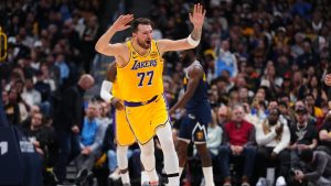 Košarkaši Los Anđeles Lejkersa savladali su u gostima ekipu Denvera sa 115:107, a pobede u NBA ligi upisali su i Majami i Toronto.