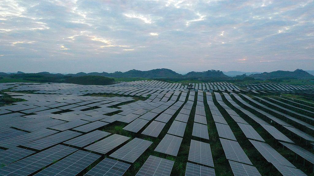 Šta je skladištenje energije pomoću tečnog vazduha i koliko je isplativo 2 Redovi solarnih panela na zelenoj površini