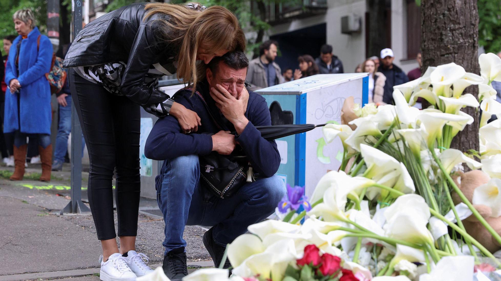 Zločin u Ribnikaru: Počelo ponovljeno suđenje Vladimiru i Miljani Kecmanović 2 Uplakani roditelji ispred beogradske škole Vladislav Ribnikar, 4. maj 2023.