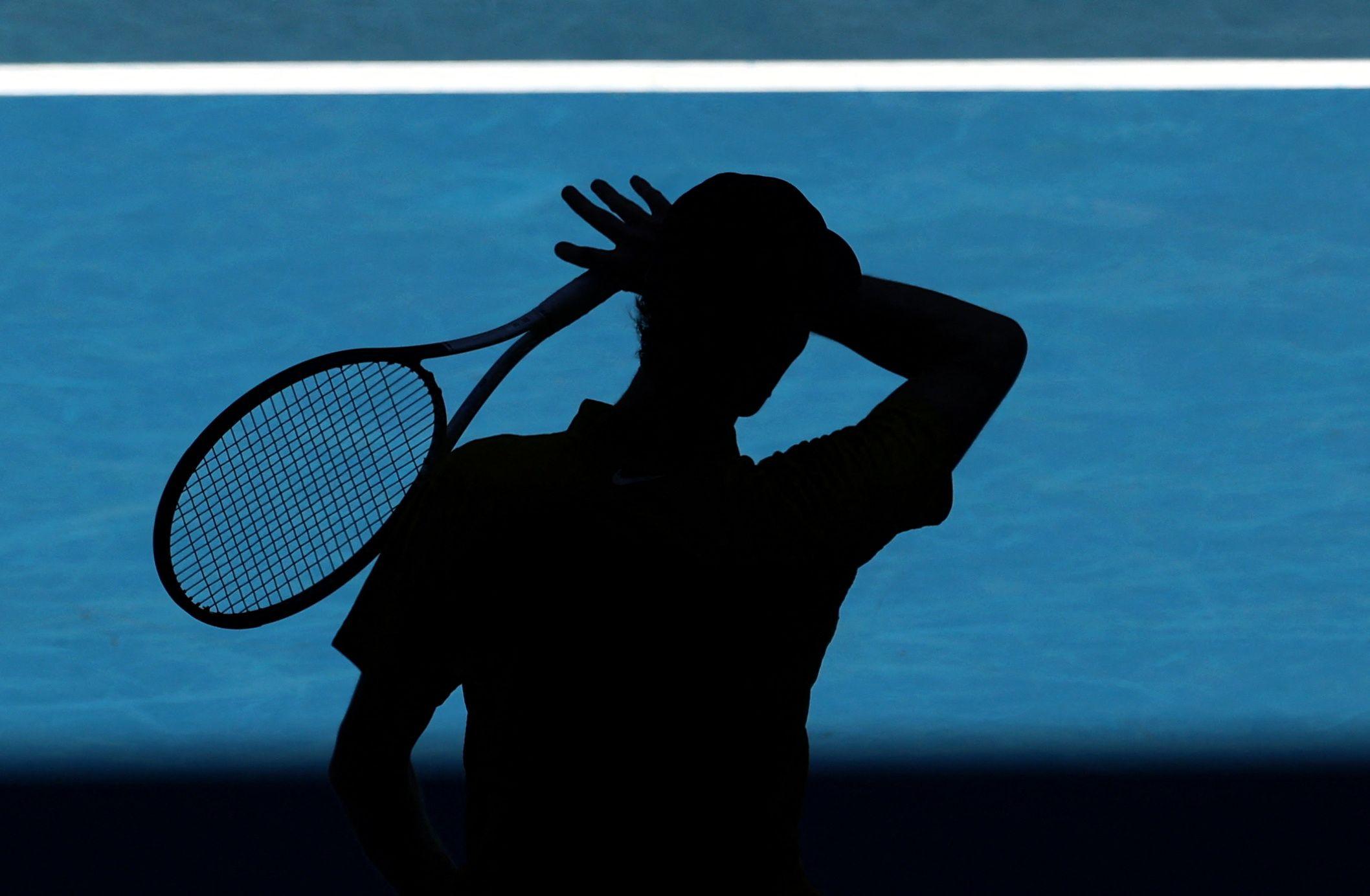 janik siner, silueta janika sinera kako briše znoj tokom meča na Australijan openu
