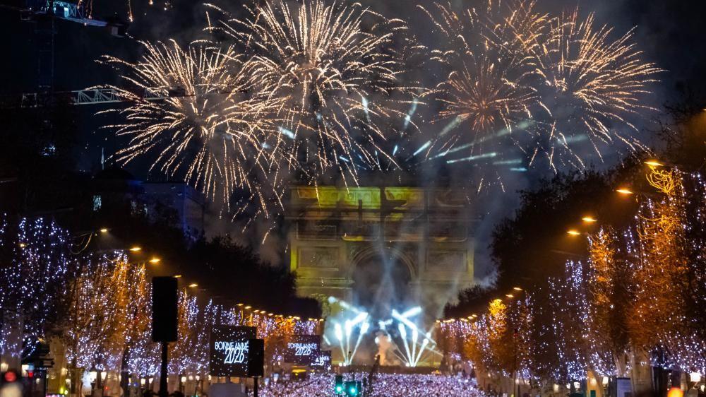 Hiljade ljudi na Jelisejskim poljima u Parizu