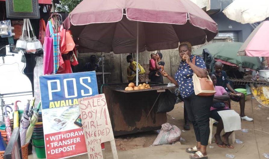 Kako su grickalice promenile način na koji se hranimo 6 Stella Osiegbu eating fish roll she bought it from a street vendor