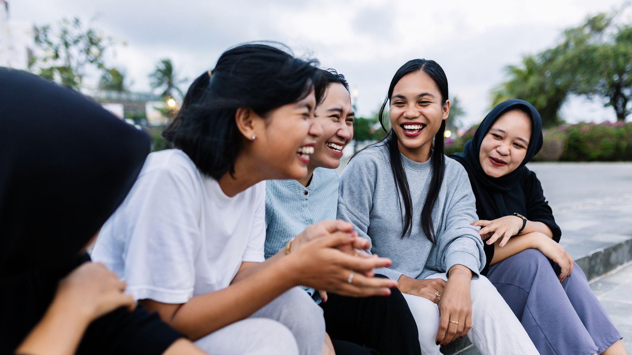 Šta treba jesti u različitim periodima života 3 Pet devojaka sede na trotoaru i smeju se