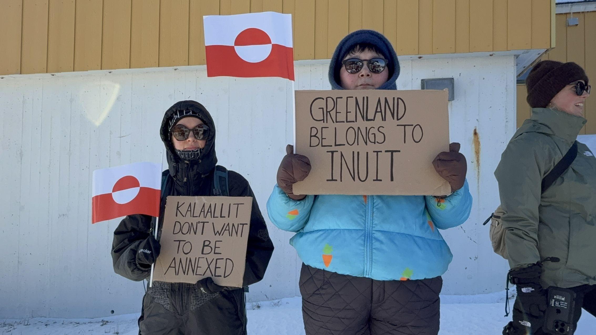 Amerika razmatra mogućnosti da preuzme Grenland, pa i vojno: Bela kuća 2 Dve žene na antiameričkom protestu na Grenlandu. Drže crveno-bele zastave starosedelaca i transparente na kojima piše „Kalalit ne želi da bude anektiran“ i „Grenland pripada Inuitima“.