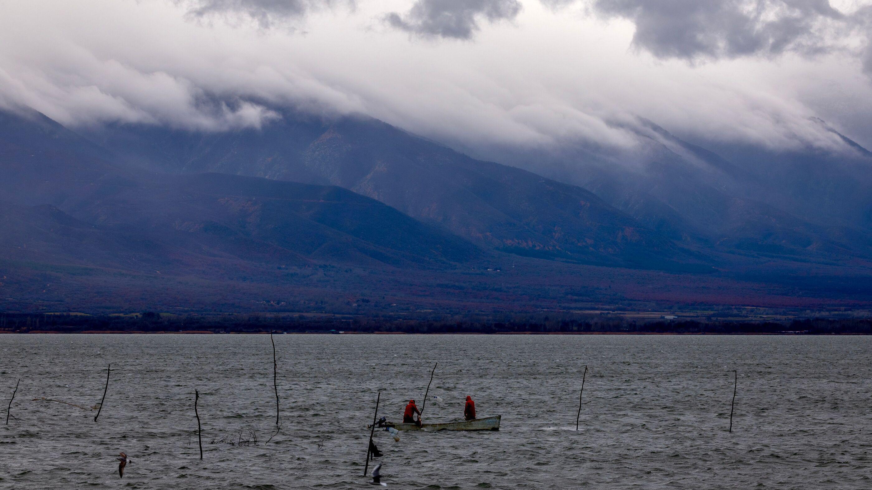 Dojran pun života: Kiša podigla jezero, ptice preplavile obalu 6 ribari na jezeru, dorjansko jezero, dvojica ribara love ribu na jezeru