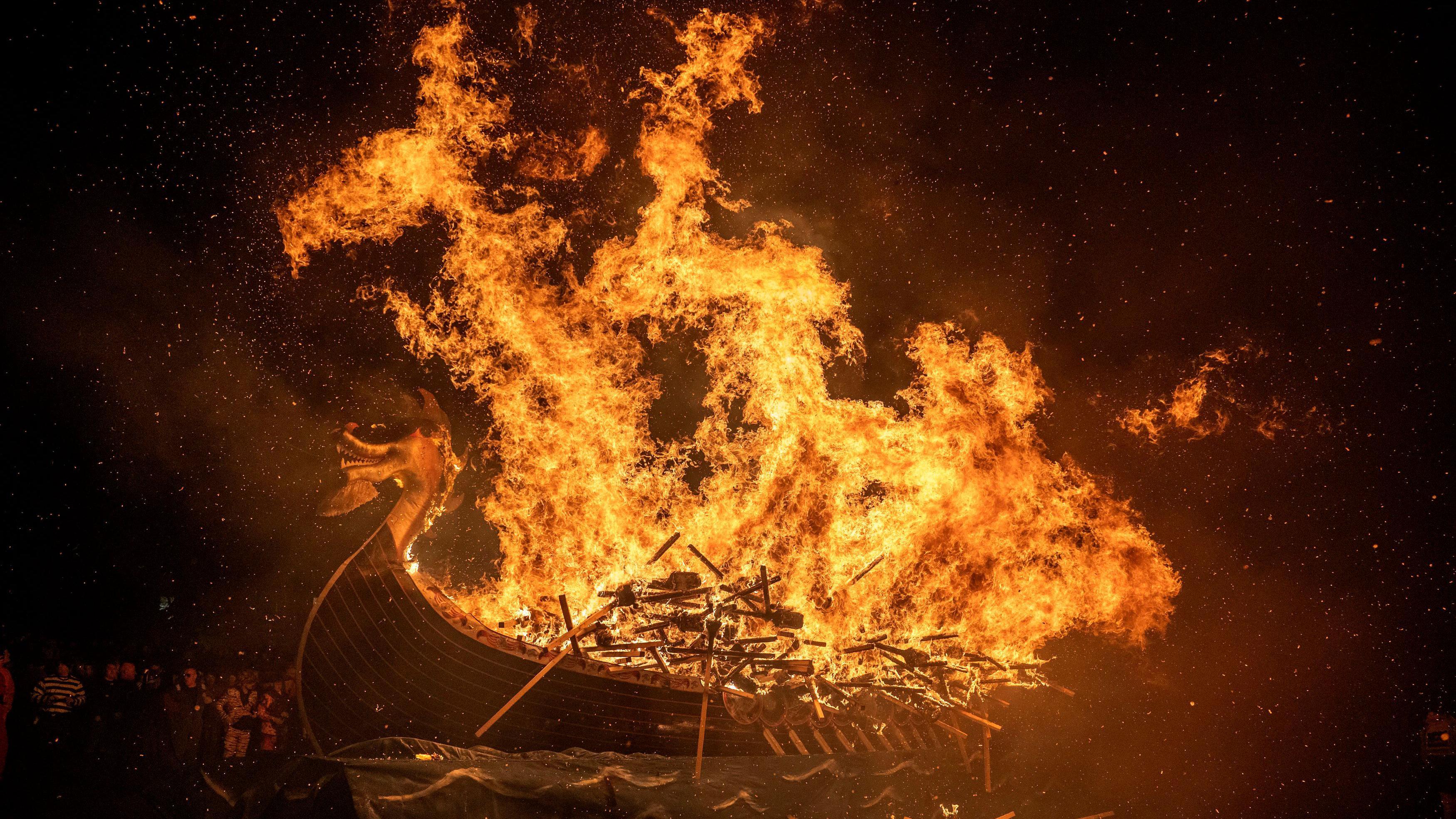 Oko 1.000 baklji je korišćeno da se replika vikinškog dugog broda pretvori u pepeo 