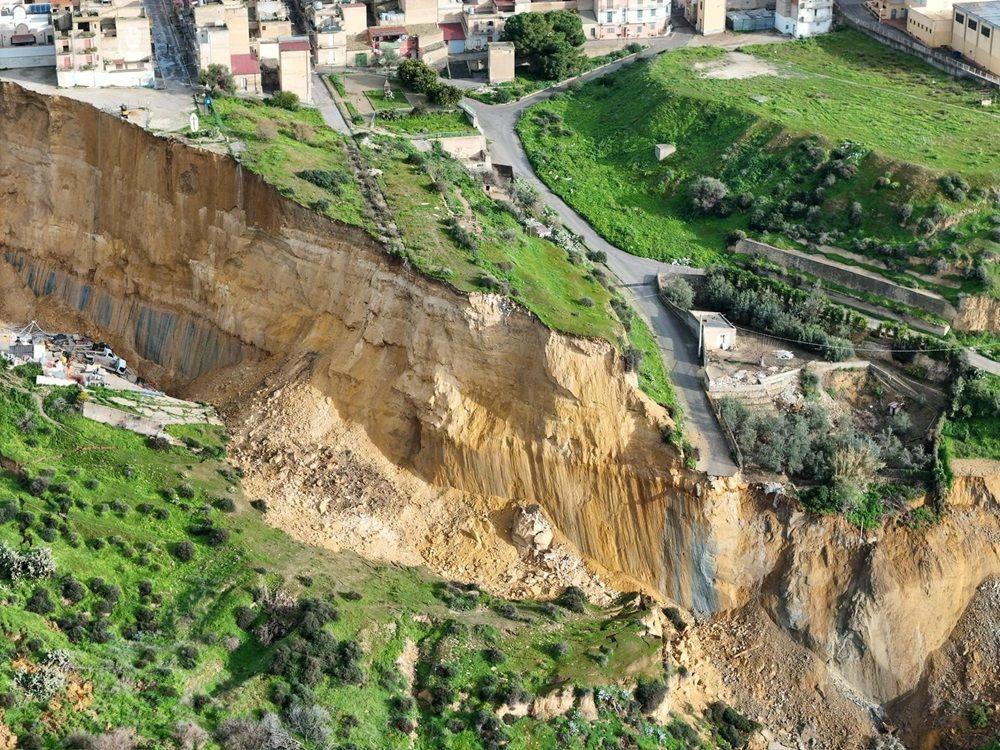Klizište 'pocepalo' gradić na Siciliji - u fotografijama 4 klizište u gradiću Nišemi na siciliji