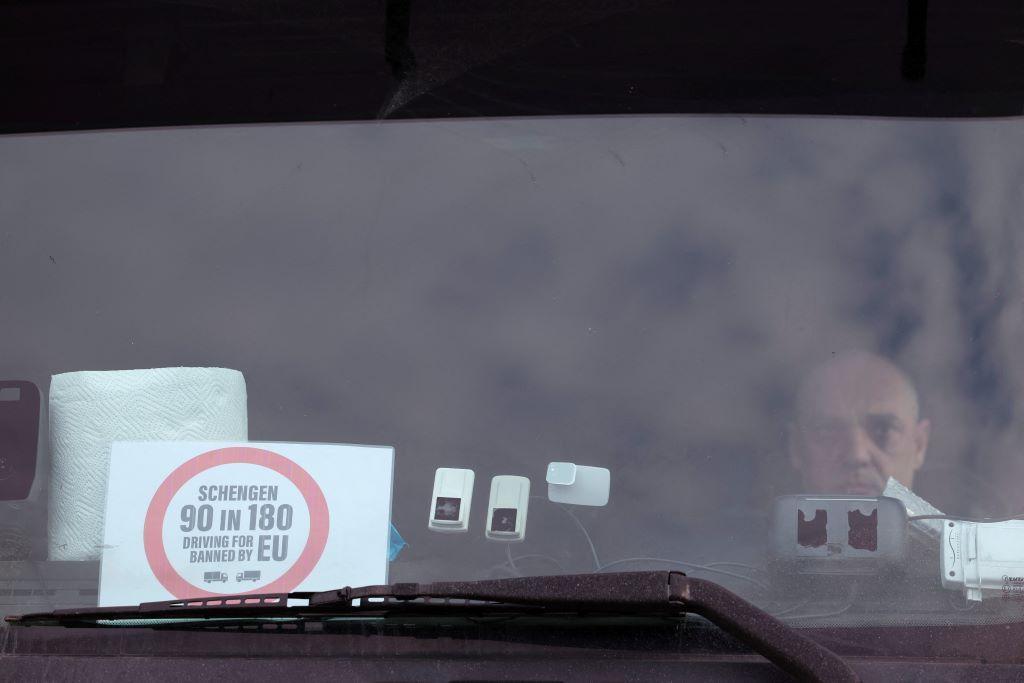 muškarac u kamionu na kome je znak Šengen 90 u 180. Vozimo za EU, EU nas zabranjuje