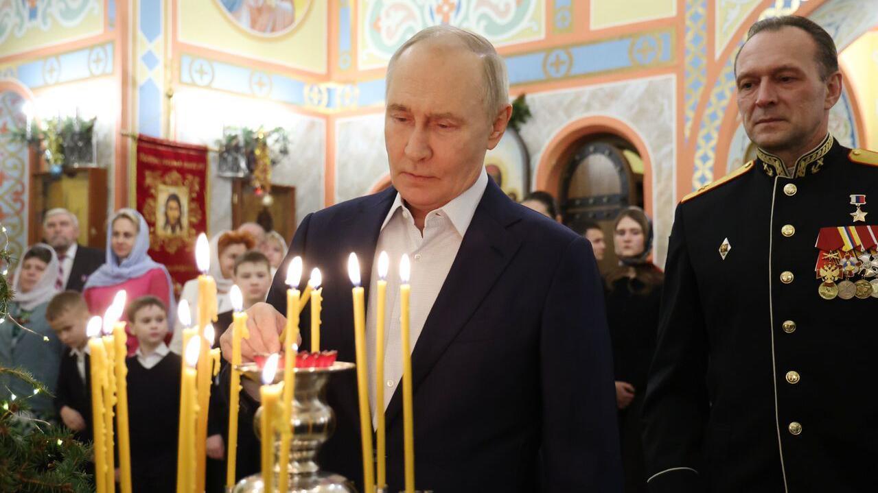 Vladimir Putin pali sveću u crkvi za Božić