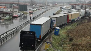 Javno preduzeće Putevi Srbije saopštilo je danas da su, prema informacijama Uprave granične policije, izlazi i ulazi u Srbiju za teretna motorna vozila blokirani na 20 graničnih prelaza.