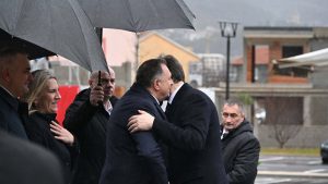 Vučić iznenada sa Dodikom, naočare na popravci 1