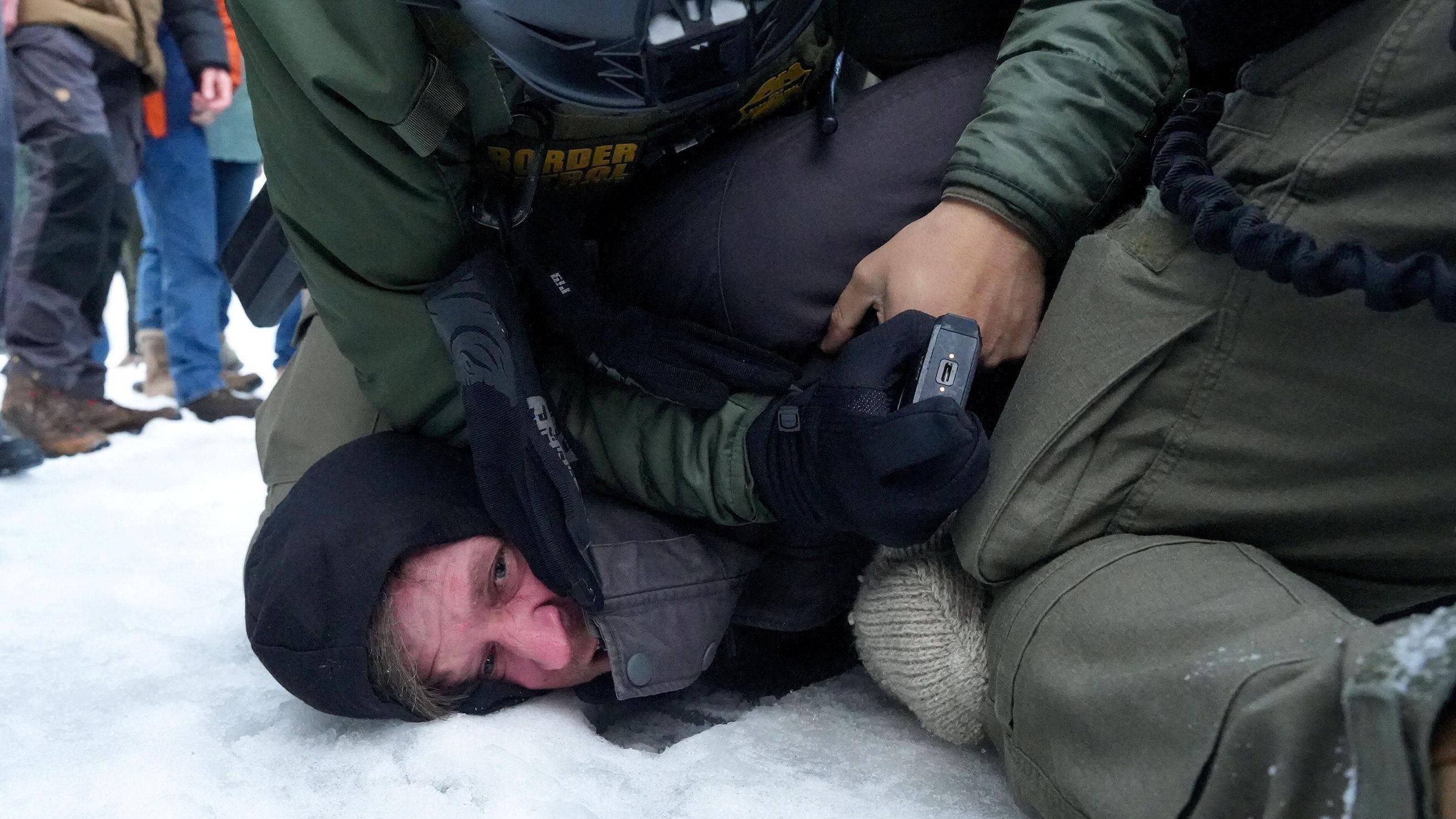 Protesti širom Amerike i kritike Beloj kući zbog ubistva žene u Mineapolisu 1 Hapšenje demonstranta u Mineapolisu