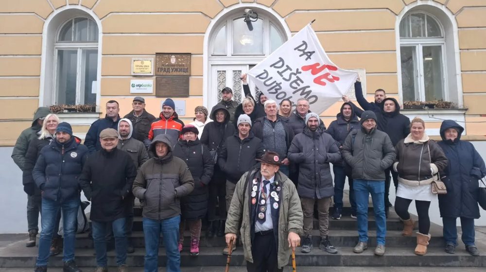 U Užicu protest zbog deponije "Duboko", građani blokirali ulaz u Gradsku upravu (VIDEO) 14