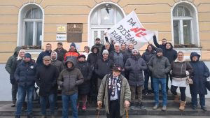 U Užicu protest zbog deponije "Duboko", građani blokirali ulaz u Gradsku upravu (VIDEO) 2