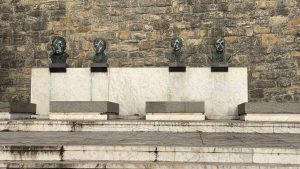 Više spomenika u Beogradu oskrnavljeno je prethodnih dana, a poslednji u nizu je spomenik Borislavu Pekiću, jednom od najznačajnijih srpskih književnika, na Cvetnom trgu.