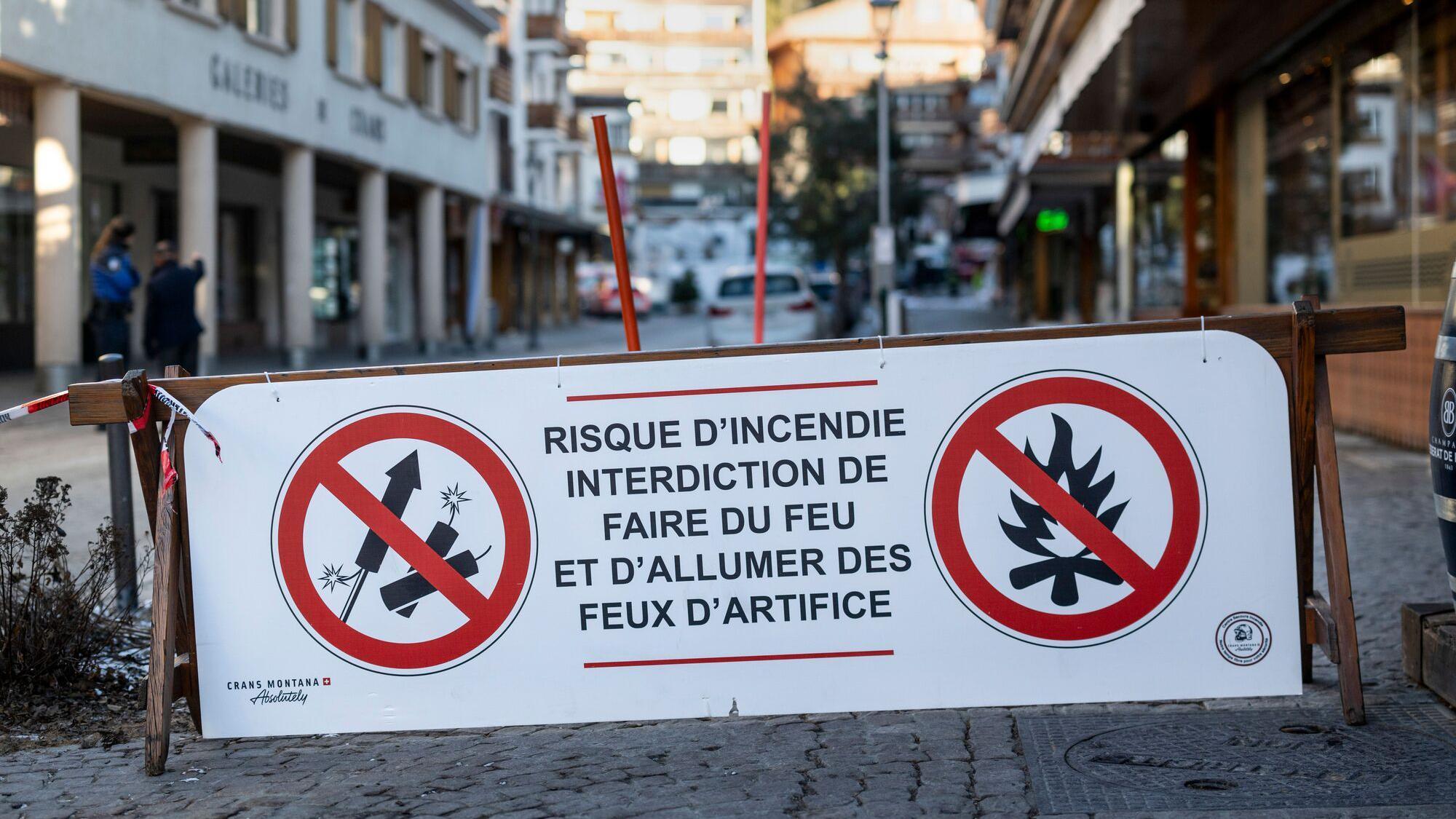 Švajcarska u petodnevnoj žalosti zbog tragičnog požara u skijalištu 3 Transparent na kome piše da su zabranjeni vatrometi zbog opasnosti od požara