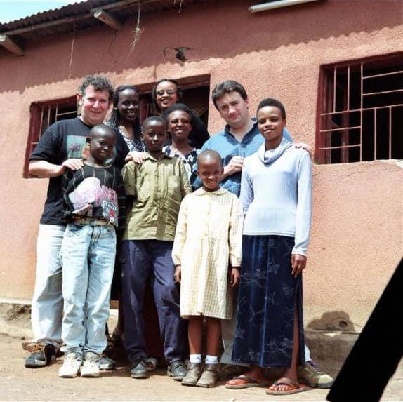 Kako odrastanje u ratu zaista utiče na jednog 11-godišnjaka 16 Fergal Kin (drugi s desna) u Ruandi nakon genocida, okružen decom koja su preživela