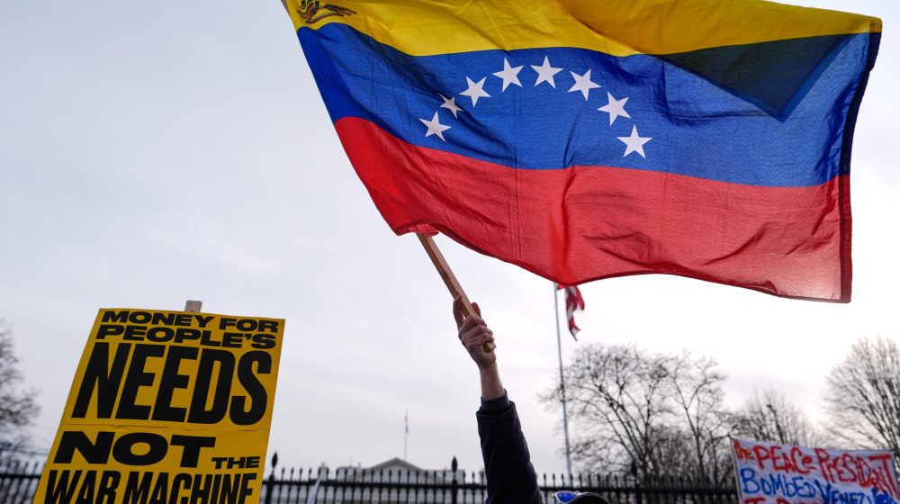 Građani širom SAD izašli na ulice protestujući protiv vojne operacije u Venecueli 10