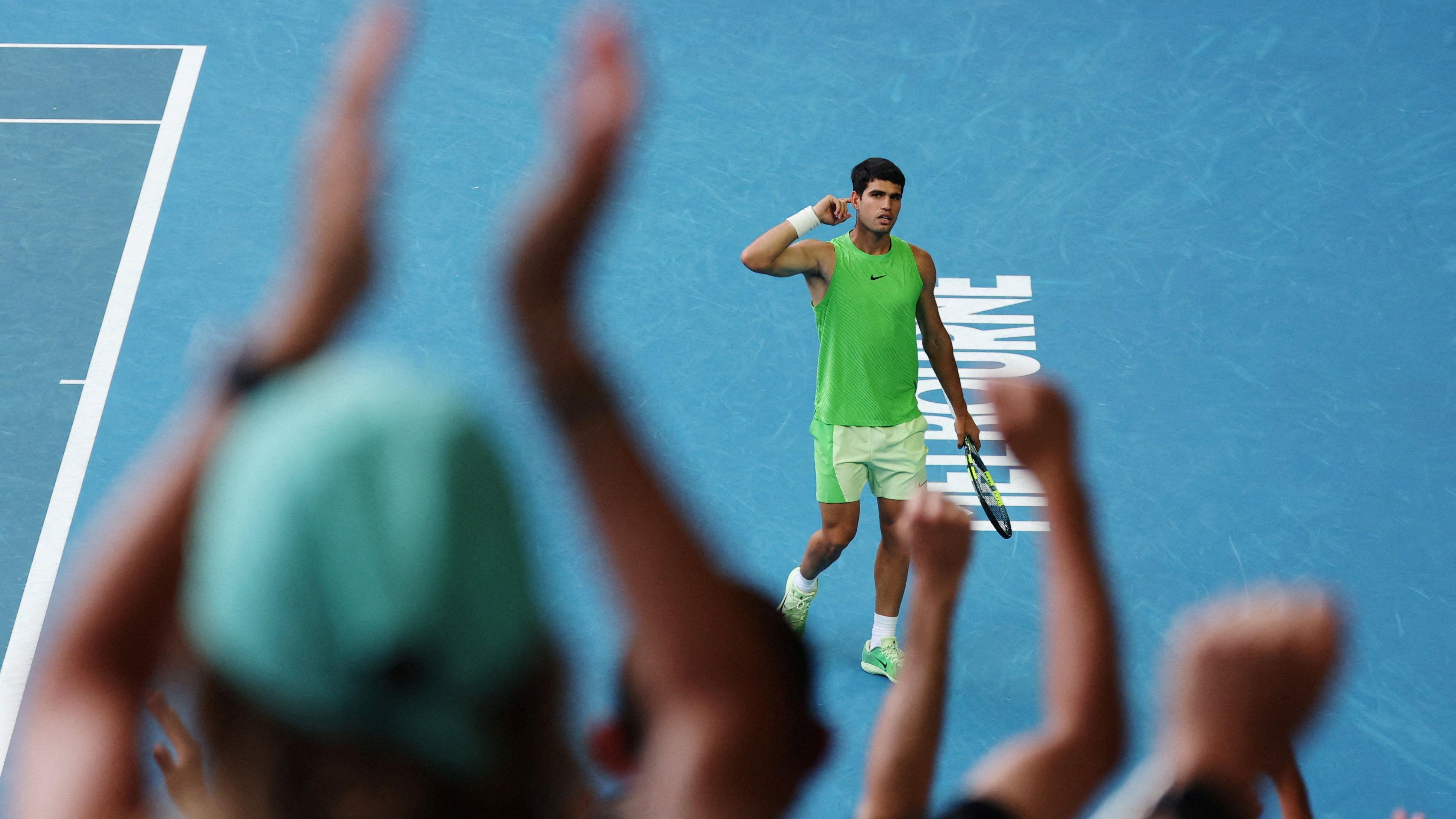 karlos alkaraz gestikulira ka publici u polufinalu australijan opena protiv aleksandra zvereva