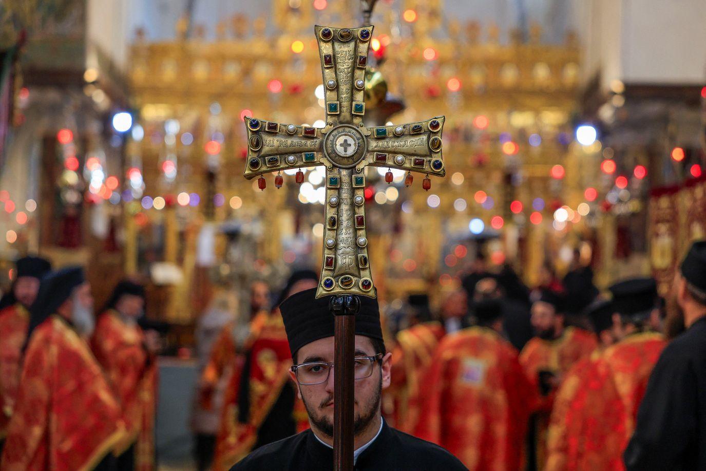 Sveštenik drži veliki krst