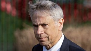 Kada bude izveden pred sud u Njujorku, venecuelanski predsednik Nikolas Maduro, koga su pripadnici američkog odreda Delta Force usred noći u munjevitoj akciji odveli zajedno sa suprugom iz Venecuele u zatvor u SAD, imaće iskusnog advokata koji će ga zastupati, piše Skaj njuz.