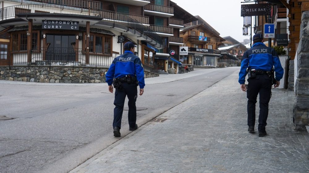 (VIDEO) Eksplozija na proslavi Nove godine u baru u poznatom švajcarskom skijalištu: Stradalo nekoliko osoba 11