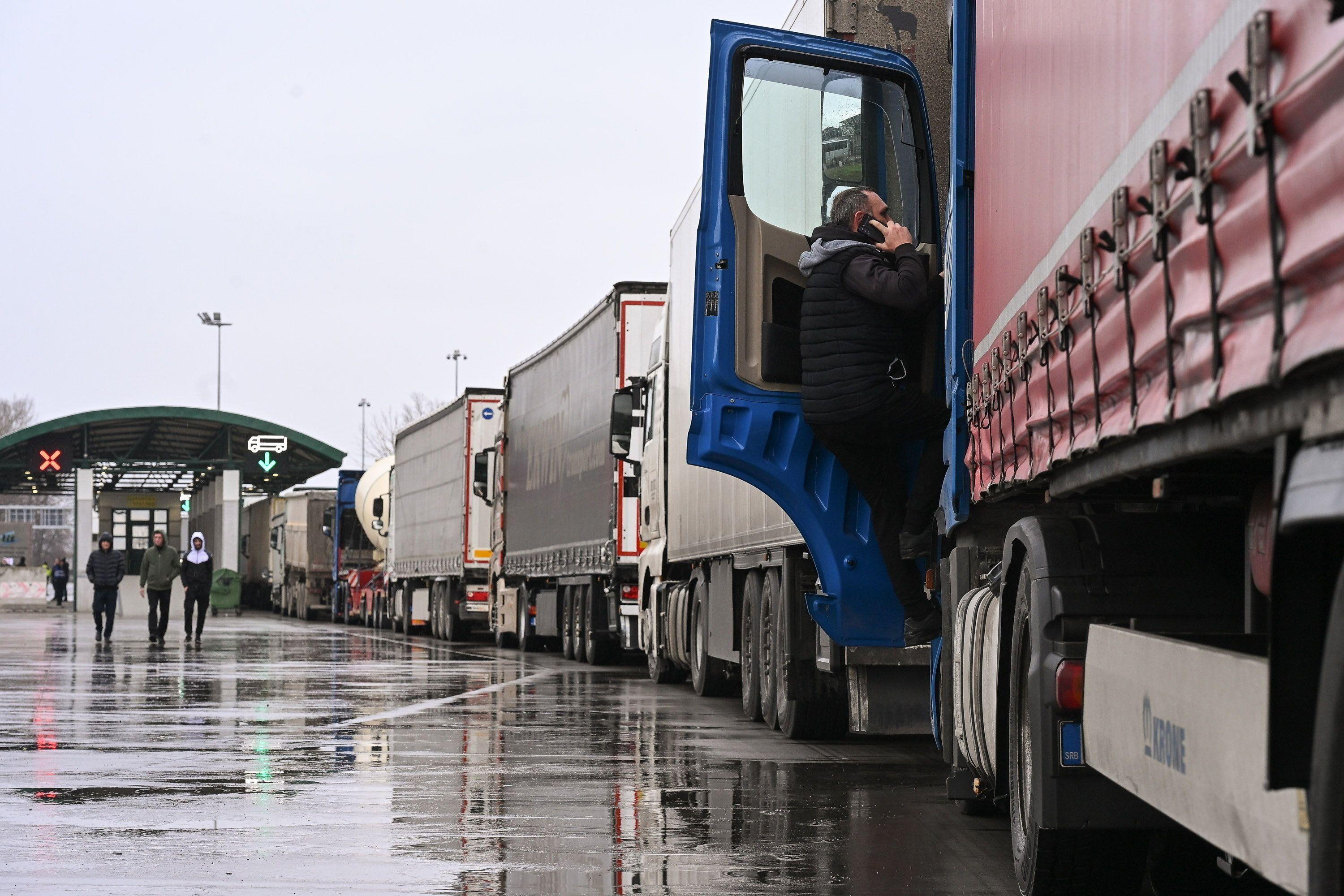 Kolona kamiona na granici Srbije i Mađarske tokom blokade  na graničnom prelazu Horgoš na severu Srbije, 26. januara 2026. Svi granični prelazi u zemlji i širem regionu blokirani su za teretni saobraćaj počev od 26. januara u podne, posle koordinisane akcije vozača kamiona iz Srbije, Bosne i Hercegovine, Crne Gore i Severne Makedonije