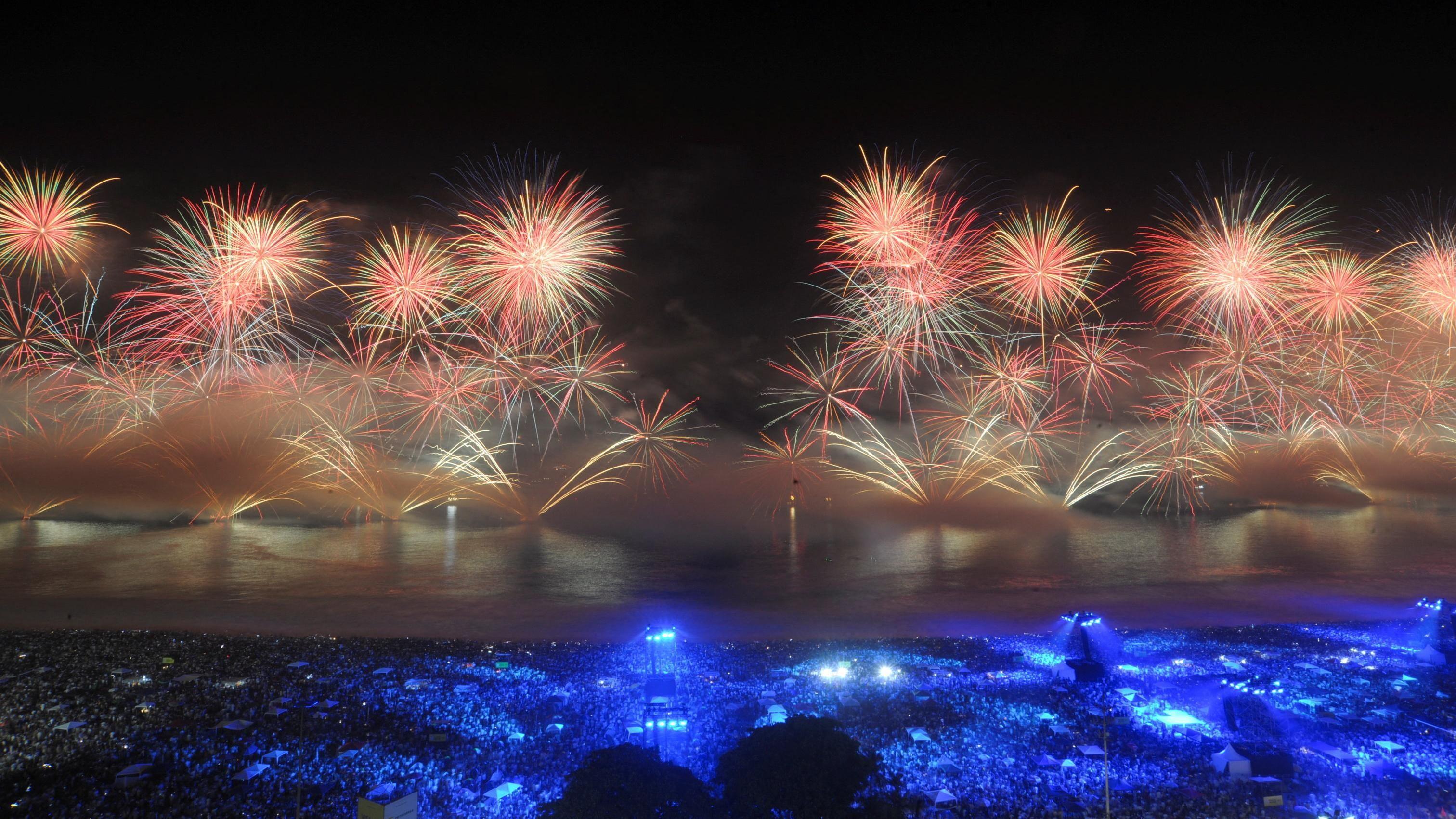 U fotografijama: Nova godina širom sveta 4 Nezapamćeni vatromet u Rio de Žanieru zaoko 2,5 miliona ljudi koji su se okupili u nadi da će oboriti svetski rekord za najbrojnije novogodišnje slavlje