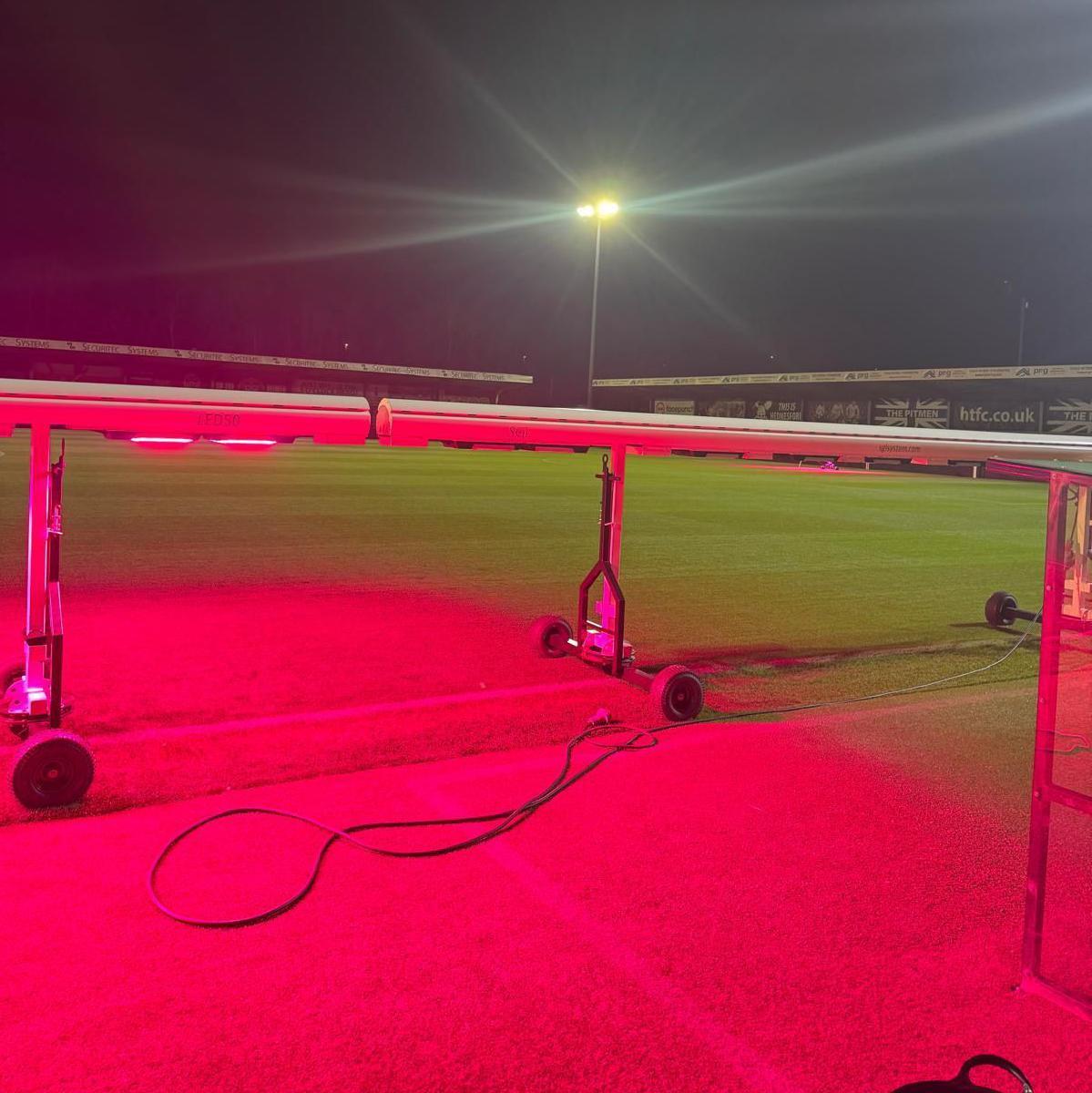 Nebo obojeno u roze: 'Misteriozna' svetlost iznad Birmingema 9 Roze led lampe koriste za održavanje trave na stadionu Hednesford tauna