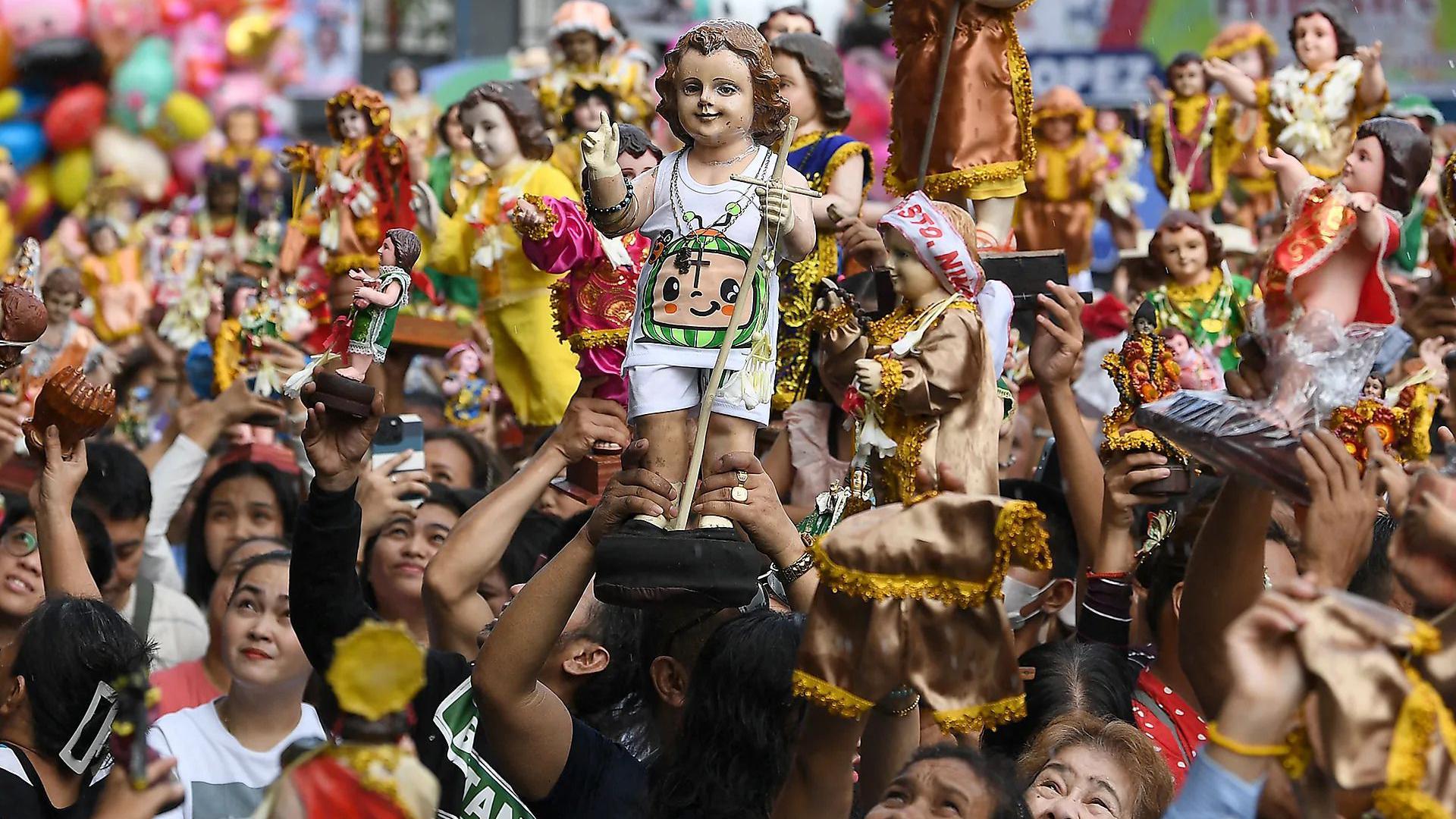 Ljudi u Manili drže figurice Santo Ninja (deteta Isusa) – ikone koju je na Filipine doneo Magelan
