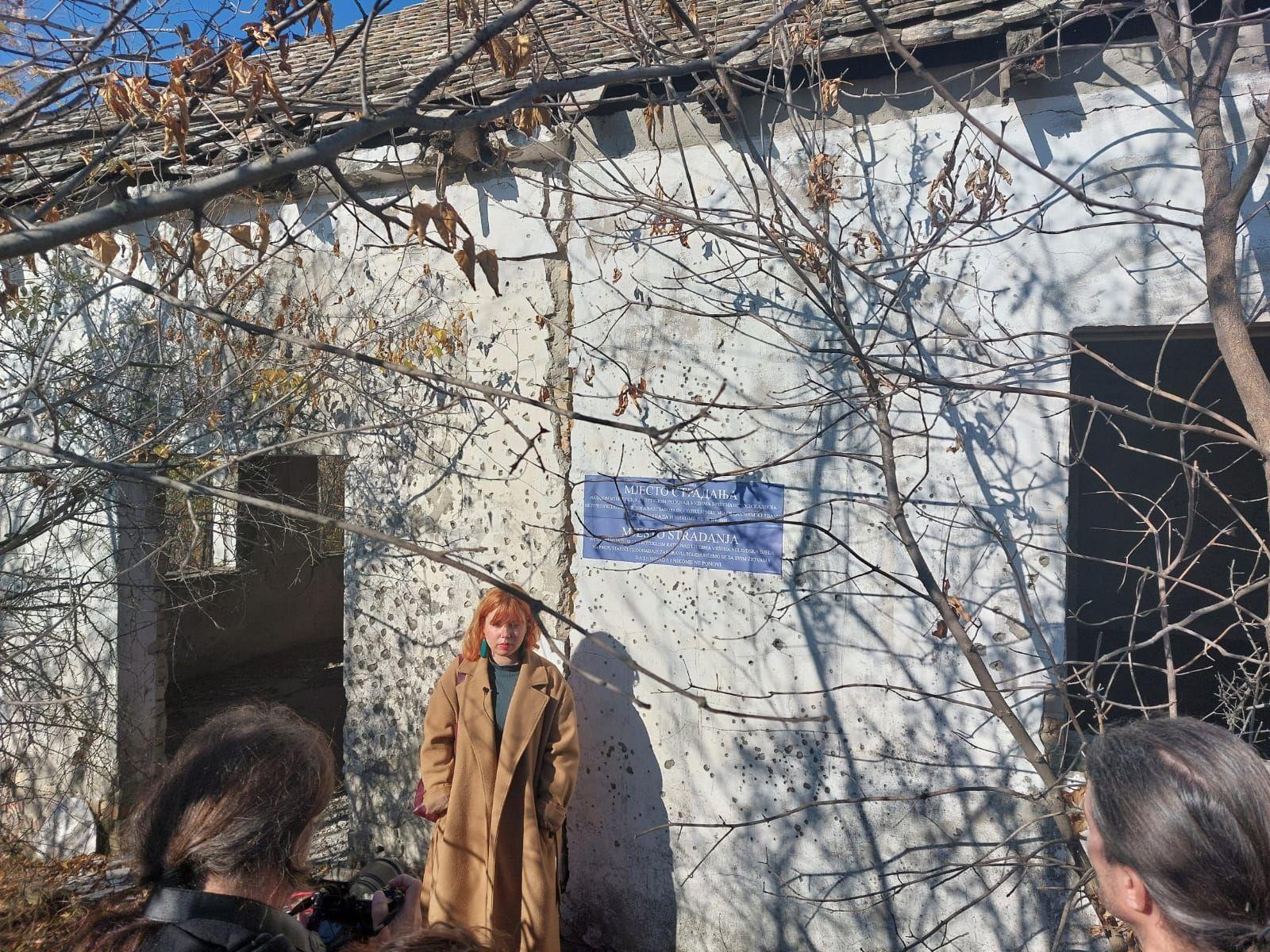 Od Stajićeva i Sremske Mitrovice do Niša: Tragom logora za Hrvate u Srbiji 7 Dalia Koler ispred novopostavljene table u Begejcima