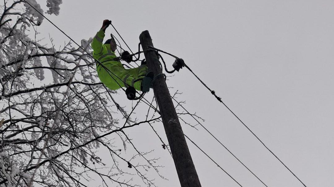 Lozica sedam dana bez struje zbog snega, vanredna situacija u 15 srpskih opština 10 radnik na banderi