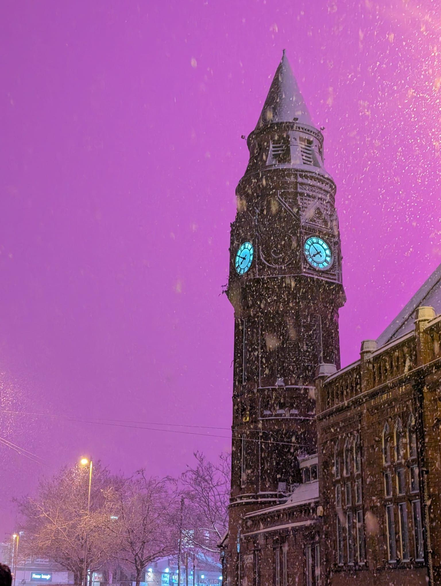 Nebo obojeno u roze: 'Misteriozna' svetlost iznad Birmingema 5 Do neobičnog fenomena je došlo kada je u gradu sneg počeo da pada intenzivno