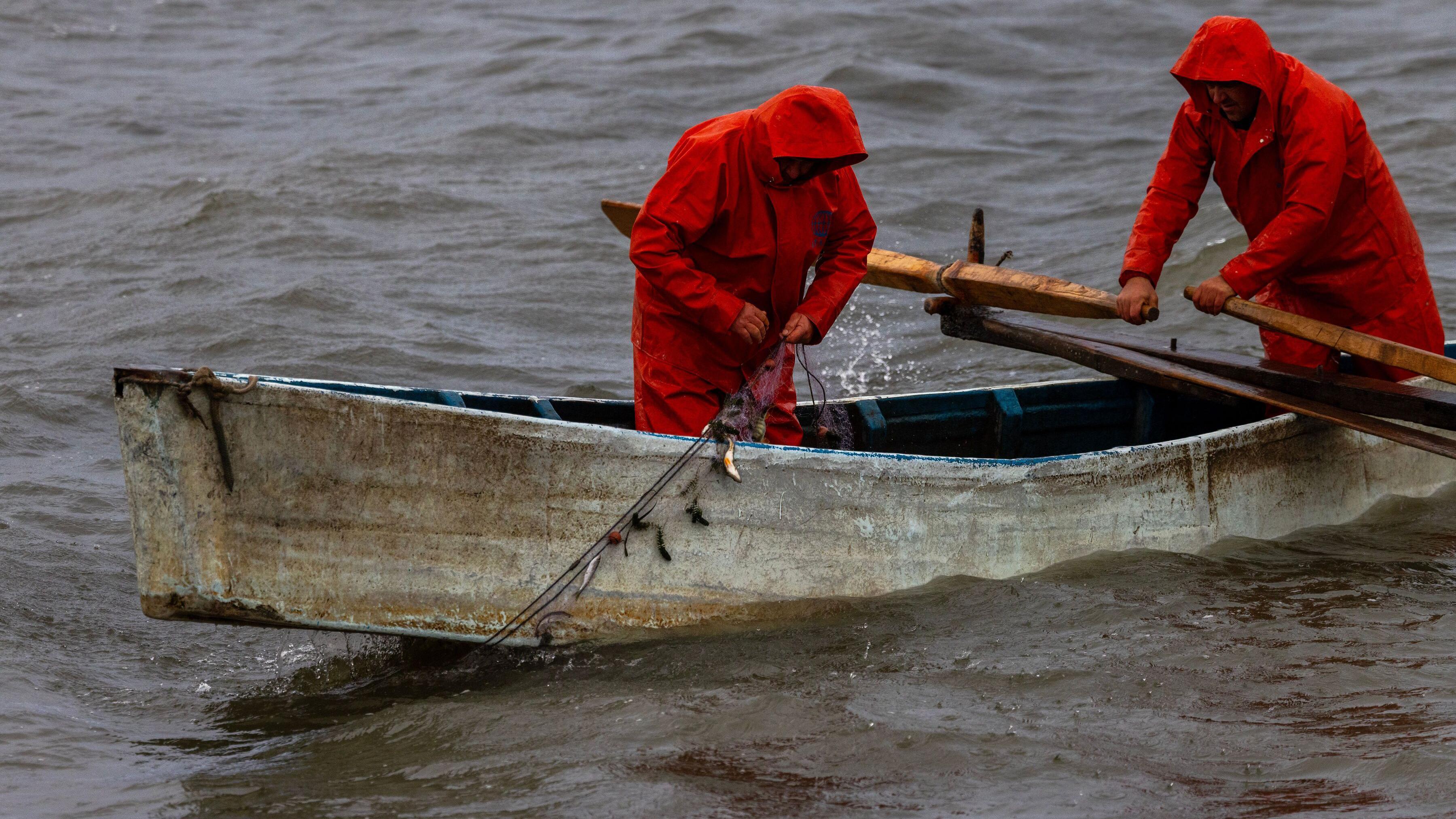 Dojran pun života: Kiša podigla jezero, ptice preplavile obalu 3 ribari u čamcu, Dojransko jezero, dvojica ribara love ribu u dojranskom jezeru
