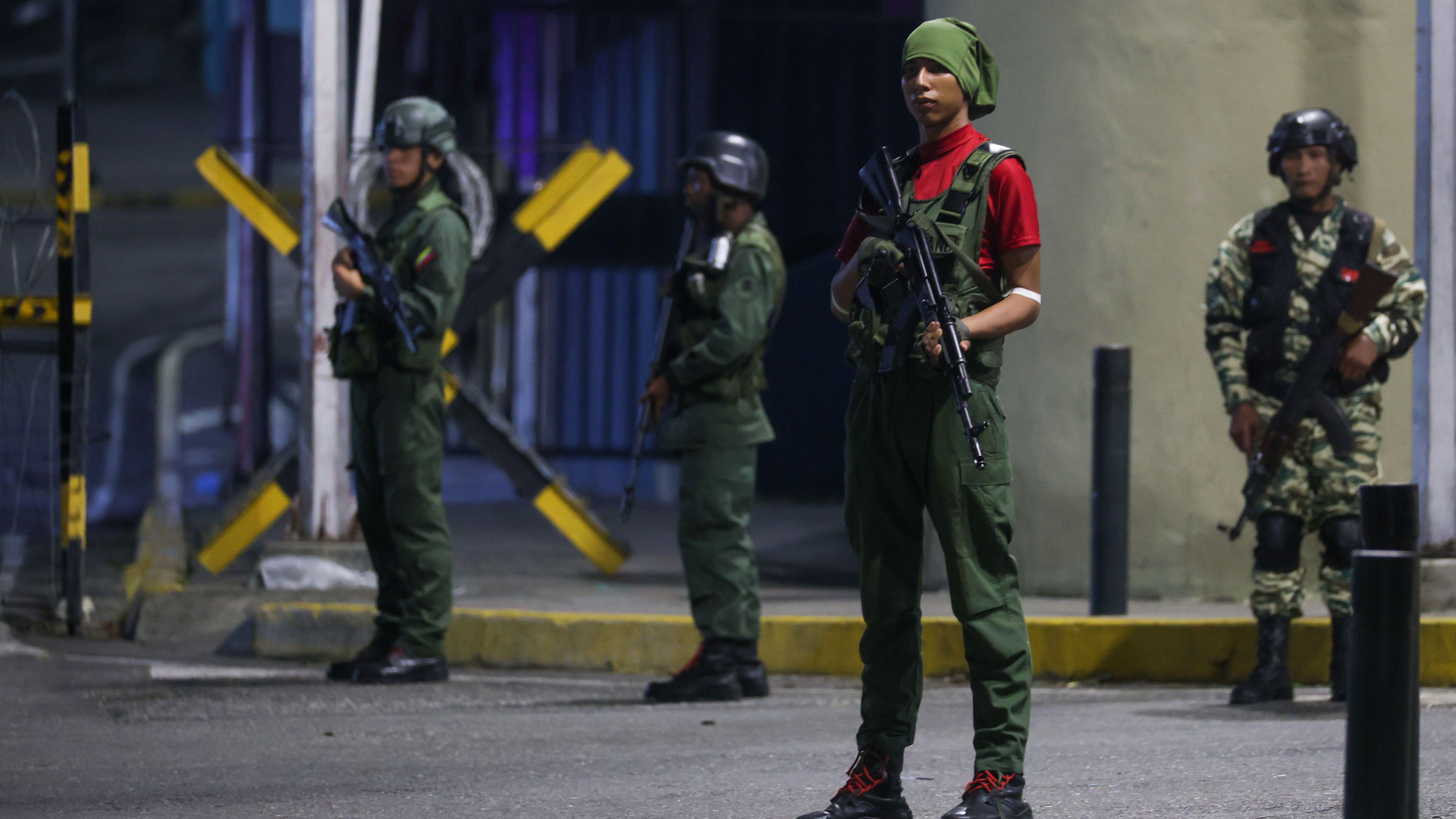 Amerika napala Venecuelu i 'zarobila' Madura, objavio Tramp 10 Pripadnici vojske kod predsedničke palate u Karakasu