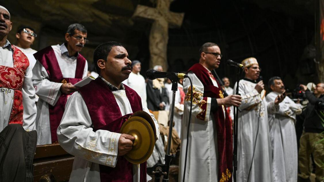 Nekoliko muškaraca na bini u svešteničkoj odeći