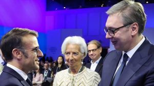 Predsednik Srbije objavio snimak hotelskog apartmana, u kome boravi u Švajcarskoj (VIDEO) 3