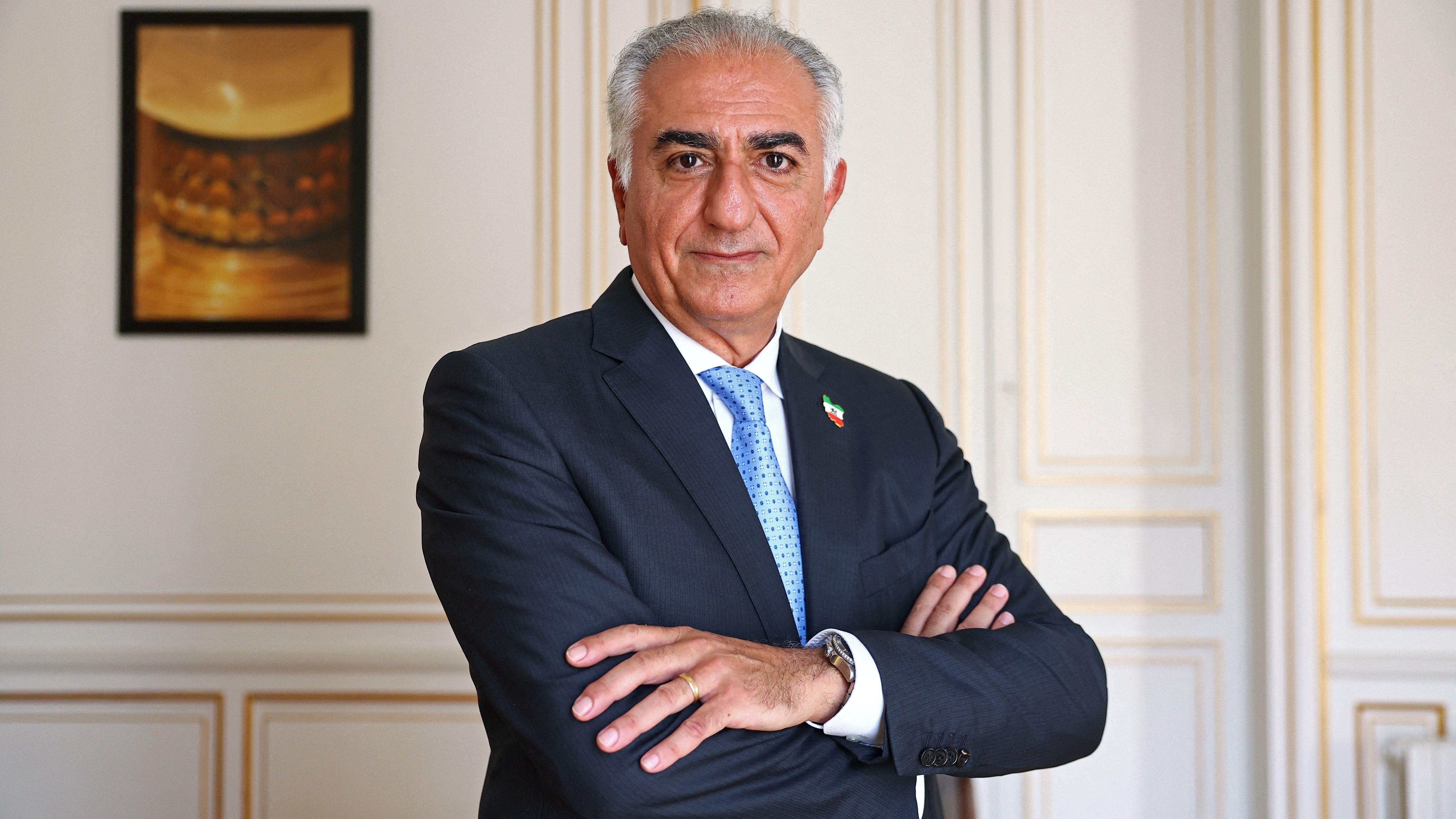 Reza Pahlavi, prognani sin poslednjeg iranskog šaha, pozira nakon intervjua za Reuters o situaciji u Iranu i potrebi podrške Irancima, u Parizu, Francuska, 23. juna 2025.