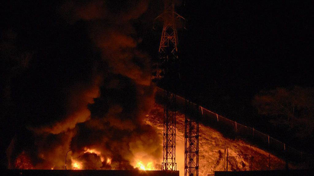 Šta znamo o američkim napadima na Venecuelu 2 Fuerte Tiuna, jedna od najvećih vojnih baza Venecuele, pogođena je u Karakasu