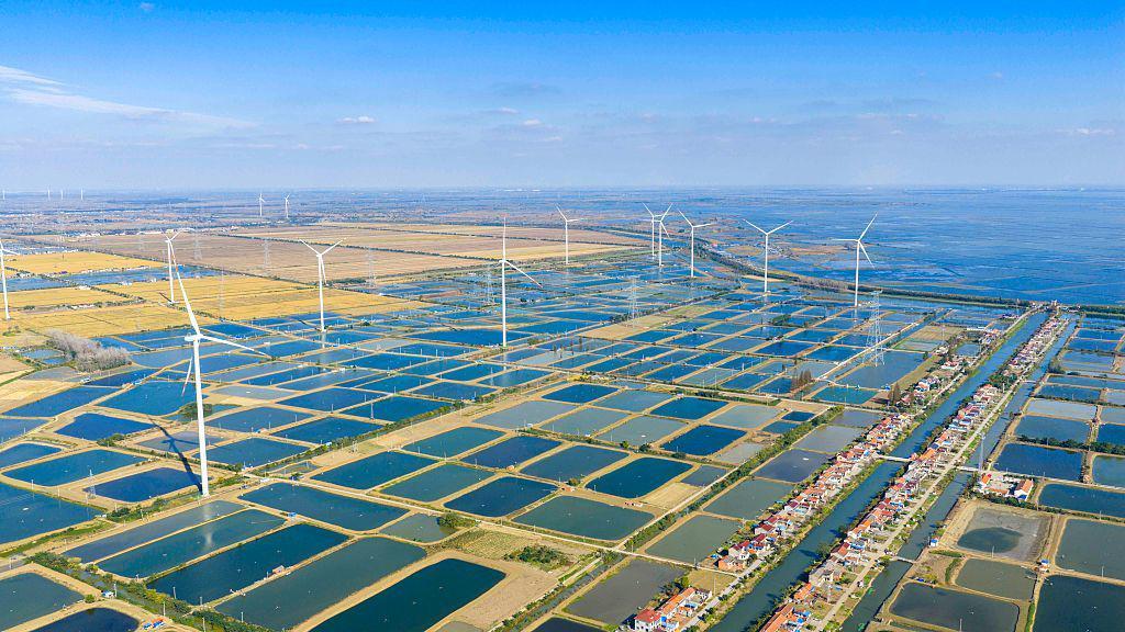 Šta je skladištenje energije pomoću tečnog vazduha i koliko je isplativo 4 Snimak drona vetroelektrane na ravnom travnatom zemljištu