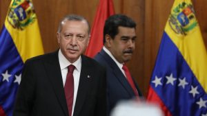 Turski predsednik Redžep Tajip Erdogan, bliski saveznik smenjenog predsednika Venecuele Nikolasa Madura, upozorio je danas američkog kolegu Donalda Trampa da Venecuela ne sme da upadne u haos.