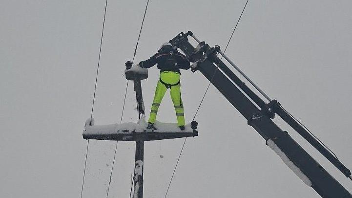 Lozica sedam dana bez struje zbog snega, vanredna situacija u 15 srpskih opština 11 radnik popravlja dalekovod