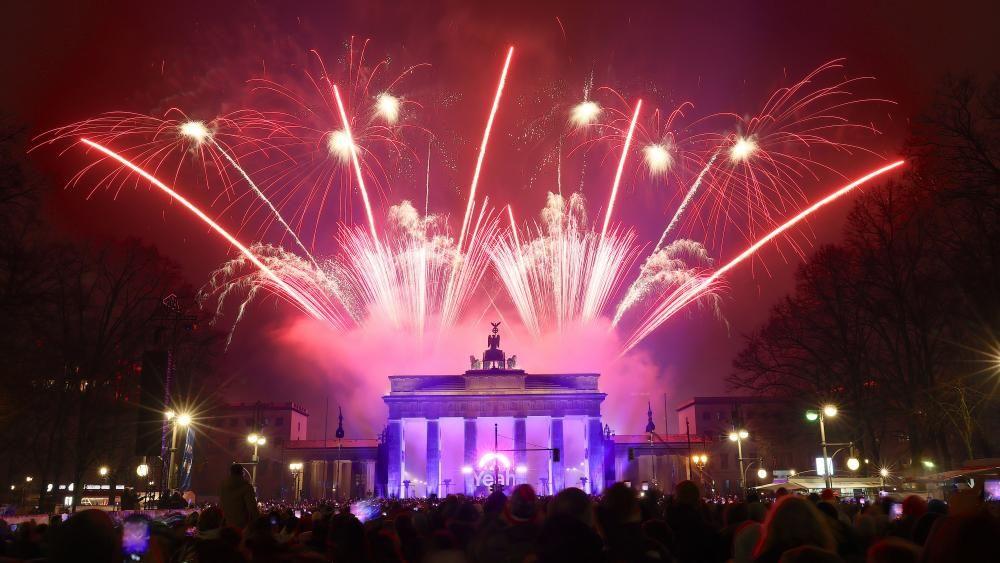 U fotografijama: Nova godina širom sveta 9 Vatrometima osvetljena Bradenburška kapija u Berlinu.