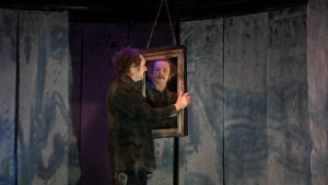 Bitef teatar i Cirkusfera predstavljaju „Entropiju“, predstavu savremenog cirkusa koja istražuje odnos umetnika prema sopstvenom stvaralaštvu u društvu ograničenja, kontrole i urušenih vrednosti. Prvo izvođenje u 2026. godini održaće se 7. februara u 20 časova u Bitef teatru.