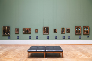 Prvi put u istoriji Stare pinakoteke tradicionalni redosled galerije, koji prati hronološke i geografske principe, dovodi se u pitanje u velikim delovima izložbe.