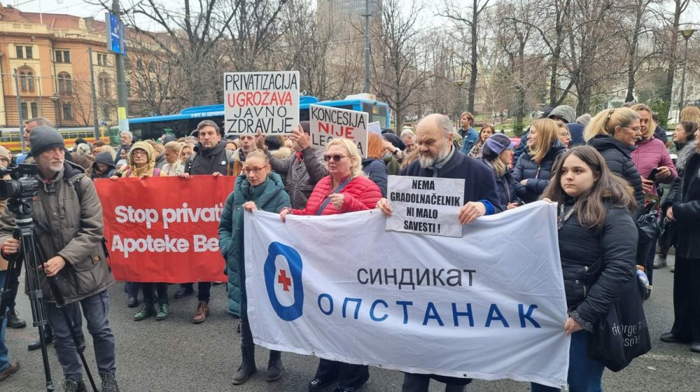 "Ministar da bude spasilac, a ne pogrebnik državnog zdravstva": Zaposleni Apoteke Beograd protestovali protiv privatizacije 11